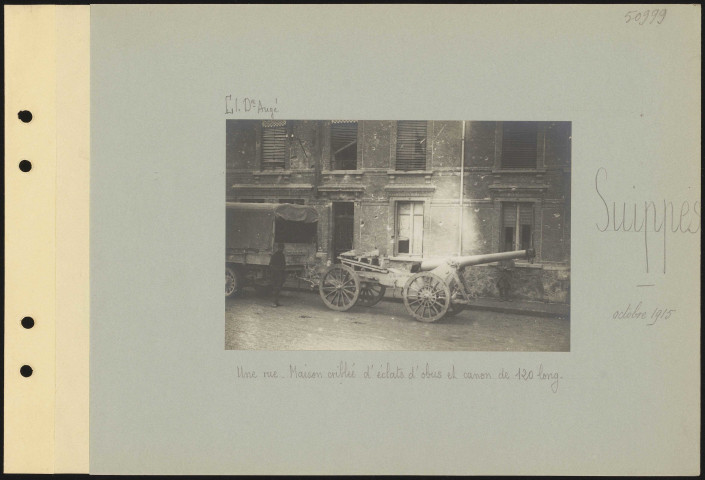 Suippes. Une rue. Maison criblée d'éclats d'obus et canon de 120 long