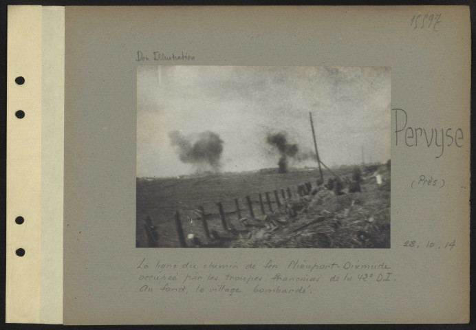 Pervyse (près). La ligne du chemin de fer Nieuport-Dixmude occupée par les troupes françaises de la 42e DI. Au fond, le village bombardé