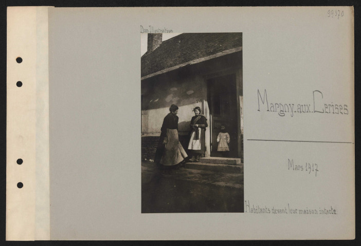 Margny-aux-Cerises. Habitants devant leur maison intacte
