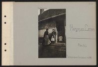 Margny-aux-Cerises. Habitants devant leur maison intacte