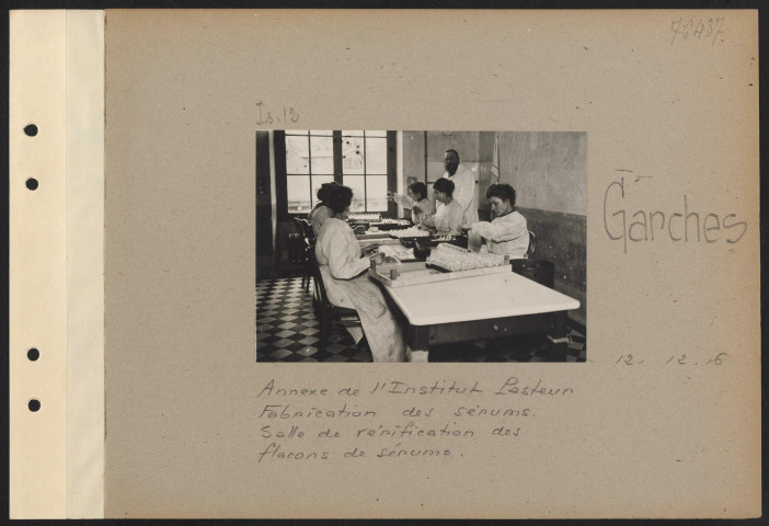 Garches. Annexe de l'Institut Pasteur. Fabrication des sérums. Salle de vérification des flacons de sérums