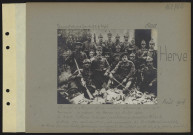 Herve. Groupe d'officiers et de soldats allemands qui ont terrorisé la région de Herve en août 1914. Le 8.8.14, l'officier Schlisser (instituteur à Dusseldorff) et les sous-officiers qui sont au premier plan, ont commandé les fusillades et incendies de Herve ( 41 fusillés, 310 maisons incendiées). Le soldat au premier plan, à gauche, était, parait-il, le plus féroce