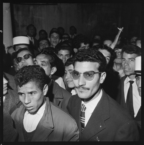 Reportage sur une séance de "Ciné-Pop" (cinéma populaire) à Alger en présence de Ben Bella