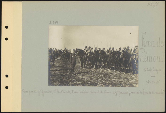 Ferme de Piémont (sud-ouest de Suippes). Revue par le général Gouraud, commandant la 4e armée, d'une division revenant de Verdun. Le général Gouraud passe sur le front de la cavalerie