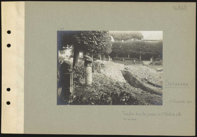 Soissons. Tranchée dans le jardin de l'hôtel de ville. La terrasse