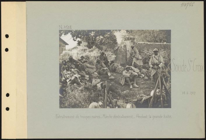 Soudé-Sainte-Croix. Entraînement de troupes noires. Marche d'entraînement. Pendant la grande halte