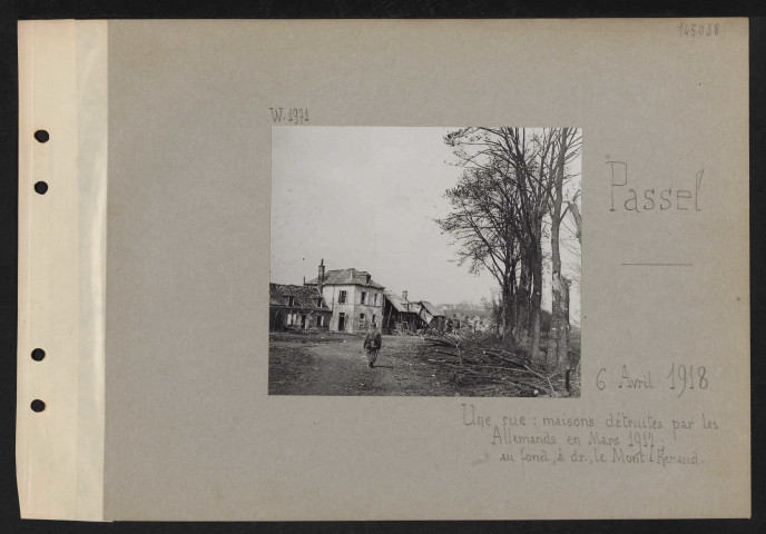 Passel. Une rue : maisons détruites par les Allemands en mars 1917 ; au fond, à droite, le Mont-Renaud