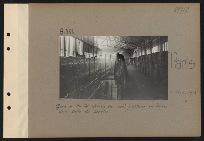 Paris. Gare de Reuilly. Service des colis postaux militaires. Une salle du service