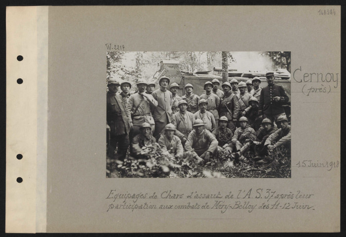 Cernoy (près). Équipages de chars d'assaut de l'AS 37 après leur participation aux combats de Méry-Belloy des 11-12 juin