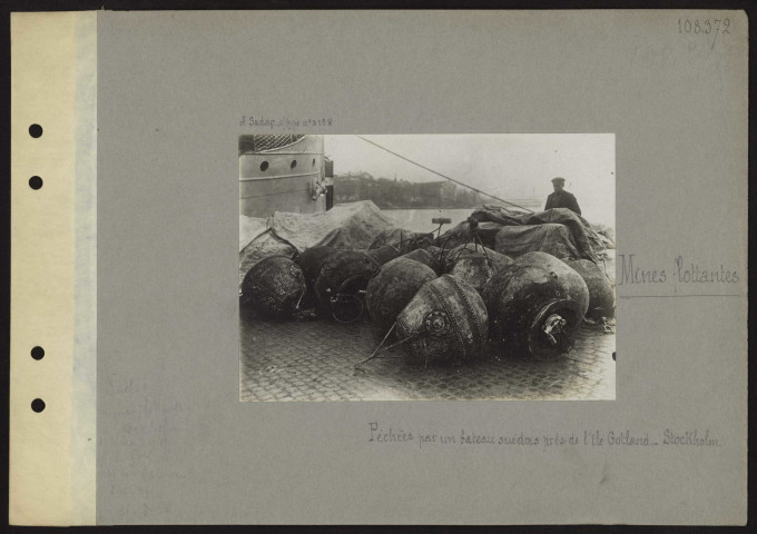 Stockholm (Suède). Mines flottantes péchées par un bateau suédois près de l'île Gotland. Stockholm