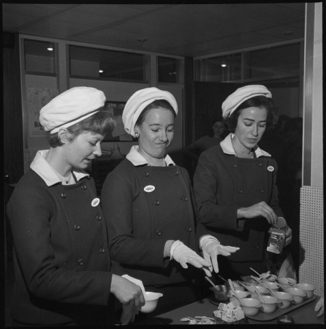 Hotesses de Nestlé servant du café Nescafé. « Coco Bel Œil ». Scènes de rue à Paris