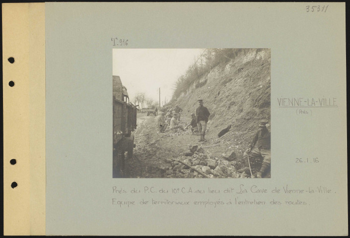 Vienne-la-Ville (près). Près du poste de commandement du 10e CA au lieu-dit La Cave de Vienne-la-Ville. Équipe de territoriaux employés à l'entretien des routes