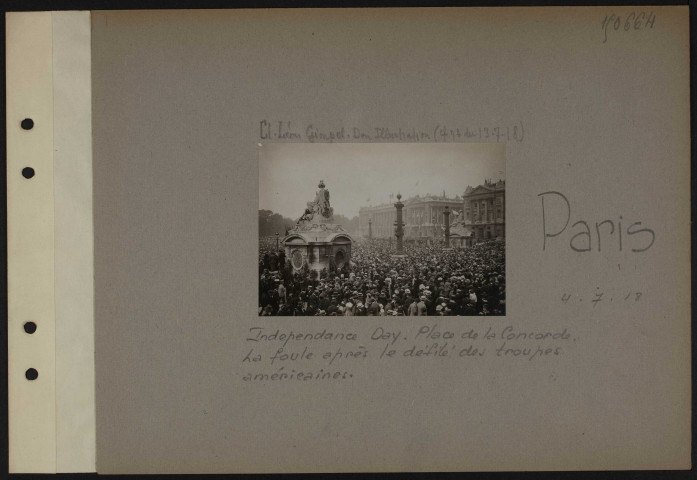 Paris. Independance Day. Place de la Concorde. La foule après le défilé des troupes américaines