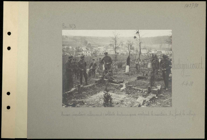 Audignicourt. Ancien cimetière allemand : soldats britanniques visitant le cimetière. Au fond, le village