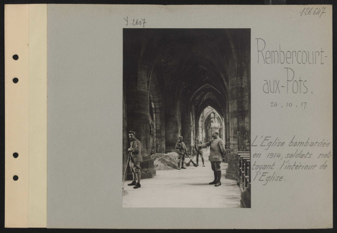 Rembercourt-aux-Pots. L'église bombardée en 1914 ; soldats nettoyant l'intérieur de l'église