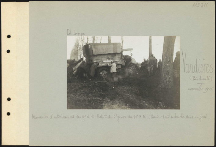 Vandières (près et au nord). Manœuvre d'entraînement des 9e et 10e batteries du 5e groupe du 85e régiment d'artillerie lourde. Tracteur Latil embourbé dans un fossé