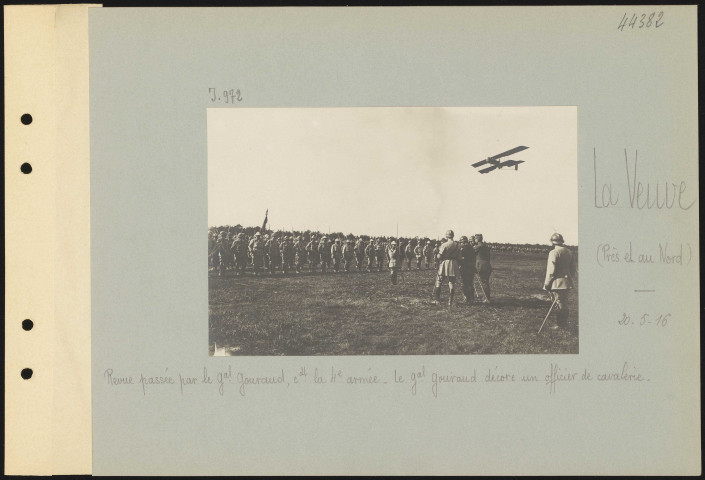 La Veuve (près et au nord). Revue passée par le général Gouraud commandant la 4e armée. Le général Gouraud décore un officier de cavalerie