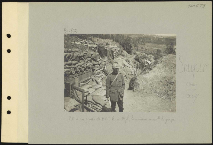 Soupir (près). Poste de commandement d'un groupe de 155 TR. Au premier plan, capitaine commandant le groupe