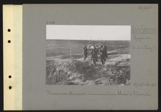 Bois Saucisse (Ravin du) (ouest de Cléry). Prisonniers allemands emmenant un blessé à l'arrière