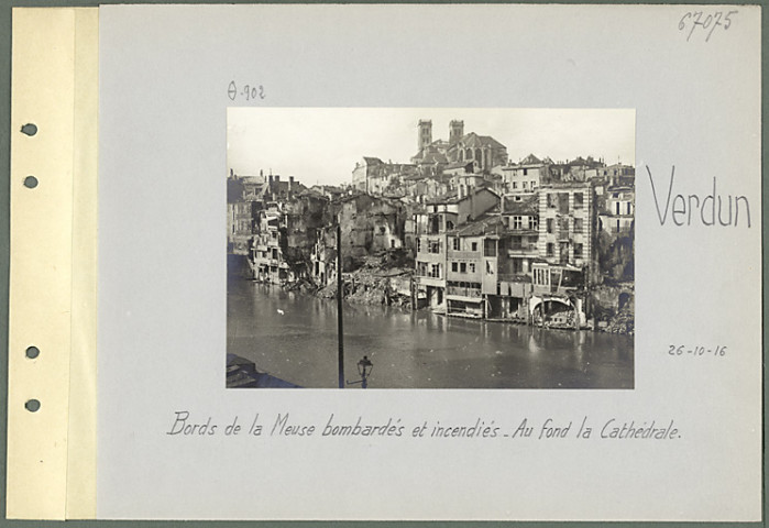Verdun. Bords de la Meuse bombardés et incendiés. Au fond la cathédrale