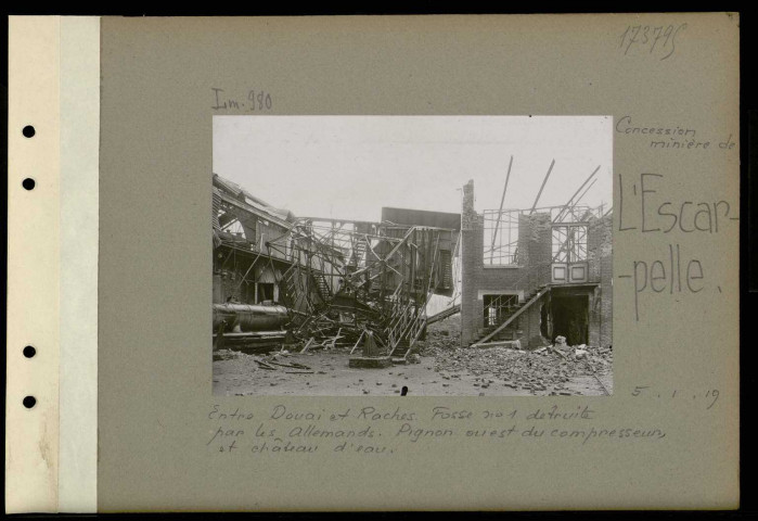 L'Escarpelle (Concession minière de). Entre Douai et Raches. Fosse numéro 1 détruite par les Allemands. Pignon ouest du compresseur, et château d'eau