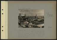 Ypres. Panorama de la ville. Photographie publiée par les Allemands à la fin de 1914 avec cette légende : "La presse française annonce qu'un Conseil de guerre à Paris a décidé que la ville d'Ypres en raison de son importance stratégique, serait détruite"