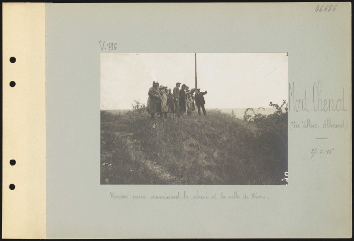 Mont Chenot (près Villers-Allerand). Mission russe examinant la plaine et la ville de Reims