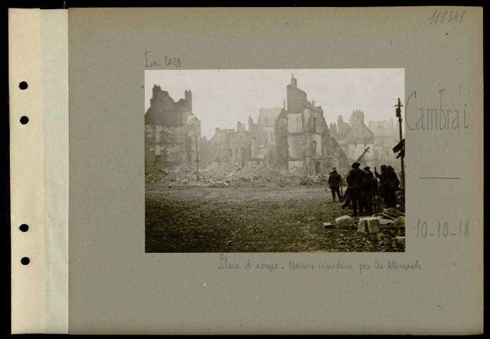 Cambrai. Place d'Armes. Maisons incendiées par les Allemands
