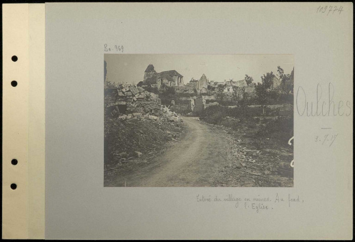 Oulches. Entrée du village en ruines. Au fond, l'église