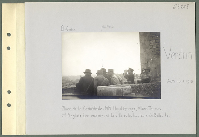 Verdun. Place de la Cathédrale. Messieurs Lloyd George, Albert Thomas, colonel Anglais Lee examinant la ville et les hauteurs de Belleville