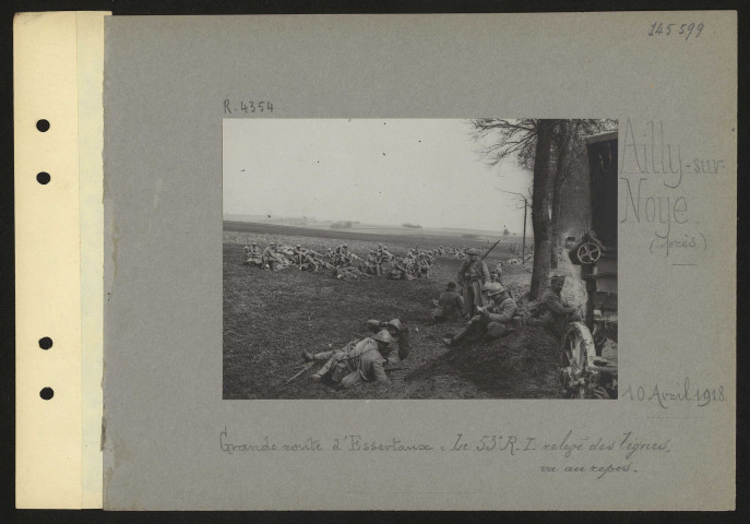 Ailly-sur-Noye (près). Grande route d'Essertaux : le 53e régiment d'infanterie relevé des lignes. Va au repos