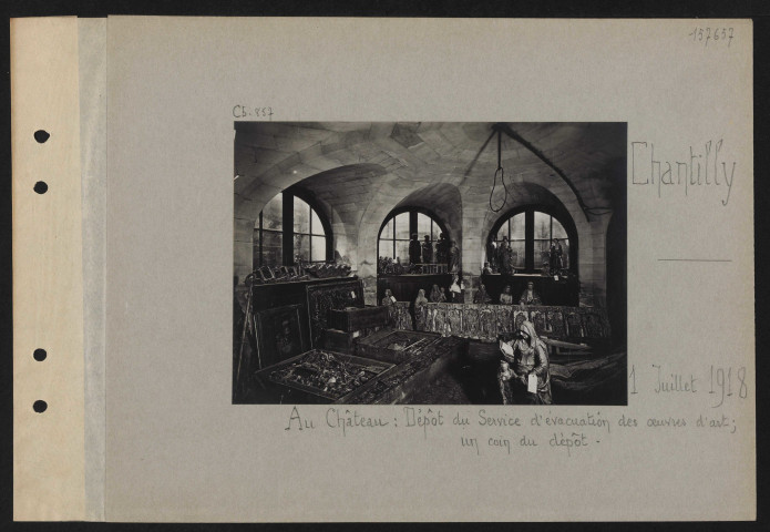 Chantilly. Au château : dépôt du service d'évacuation des œuvres d'art ; un coin du dépôt