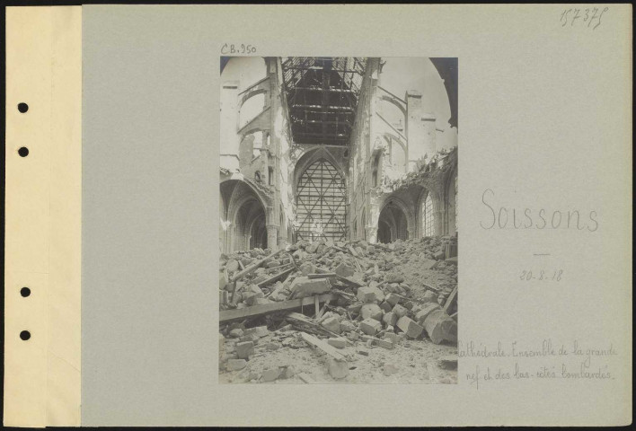Soissons. Cathédrale. Ensemble de la grande nef et des bas-côtés bombardés