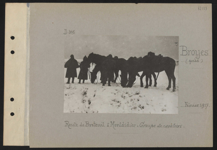 Broyes (près). Route de Breteuil à Montdidier : groupe de cavaliers