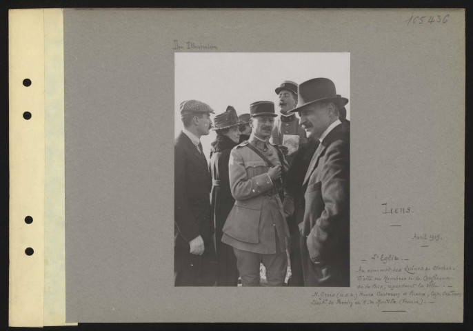 Lens. L'église. Au sommet des ruines du clocher. Visite des membres de la Conférence de la paix regardant la ville. M. Grew (USA), Mmes Carteron et Puaux, capitaine Carteron, lieutenant de Percin et M. de Montille (France)