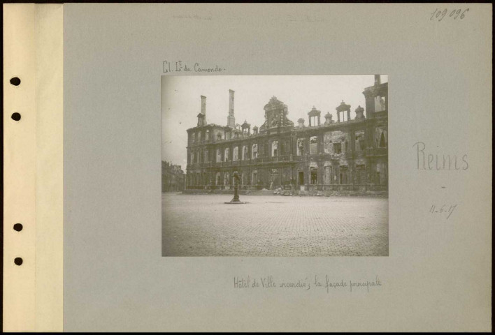 Reims. Hôtel de ville incendié ; la façade principale