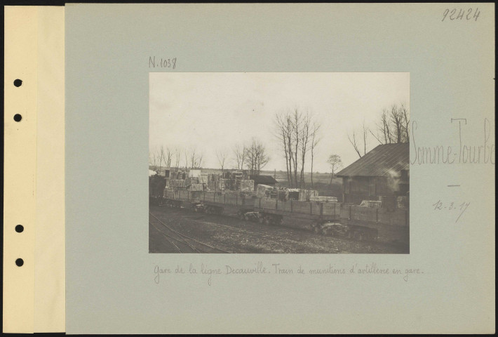 Somme-Tourbe. Gare de la ligne Decauville. Train de munitions d'artillerie en gare
