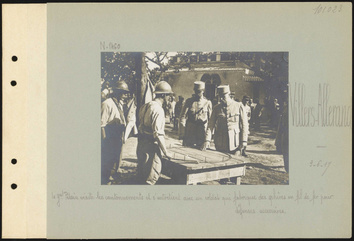 Villers-Allerand. Le général Pétain visite les cantonnements et s'entretient avec un soldat qui fabrique des sphères en fil de fer pour défenses accessoires
