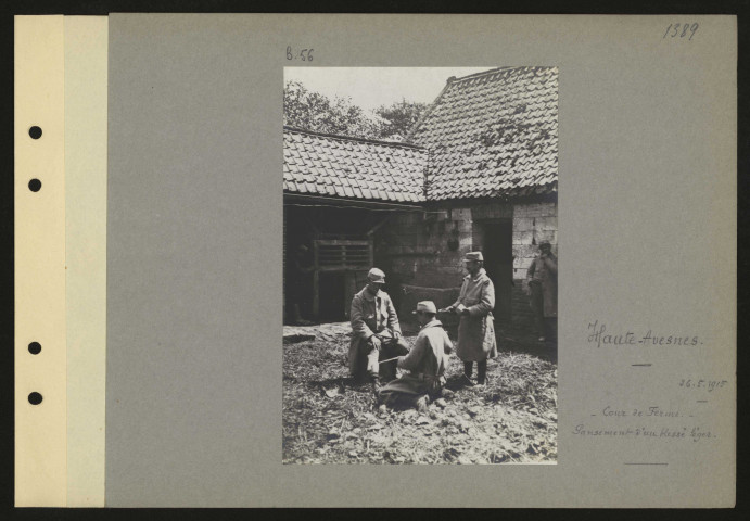 Haute-Avesnes. Cour de ferme. Pansement d'un blessé léger