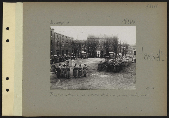 Hasselt. Troupes allemandes assistant à un service religieux