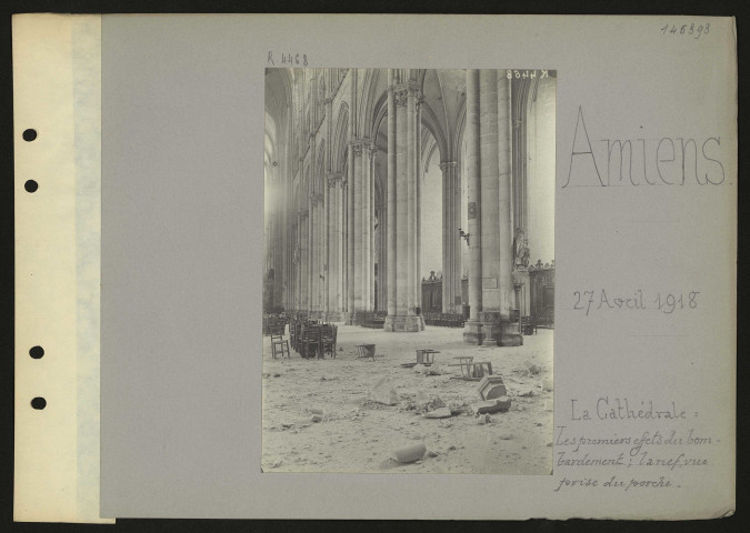 Amiens. La cathédrale : les premiers effets du bombardement ; la nef, vue prise du porche
