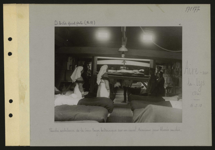 Aire-sur-la-Lys (près). Péniche ambulance de la Croix-Rouge britannique sur un canal. Ascenseur pour blessés couchés