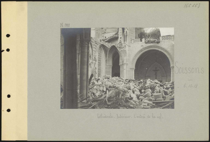 Soissons. Cathédrale. Intérieur. L'entrée de la nef