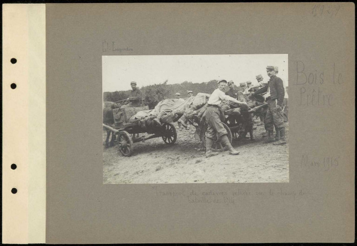 Bois le Prêtre. Transport de cadavres relevés sur le champ de bataille de 1914
