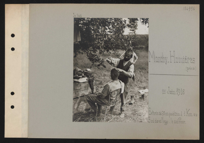 Monchy-Humières (près de). Batterie de 75 en position à un kilomètre au sud du village : le coiffeur