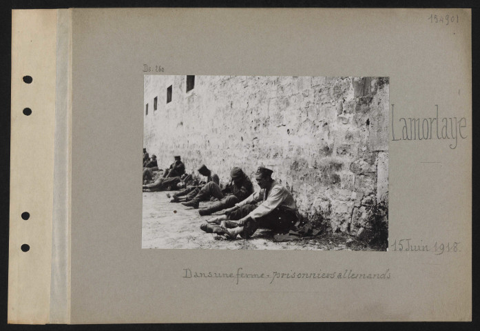 Lamorlaye. Dans une ferme : prisonniers allemands