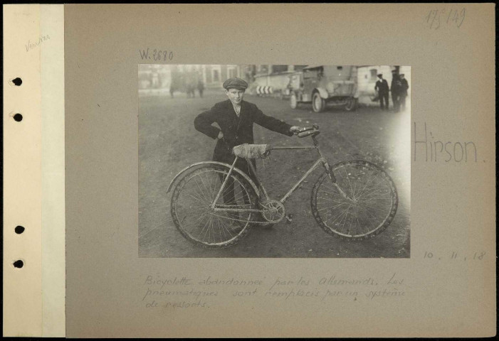 Hirson. Bicyclette abandonnée par les Allemands. Les pneumatiques sont remplacés par un système de ressorts