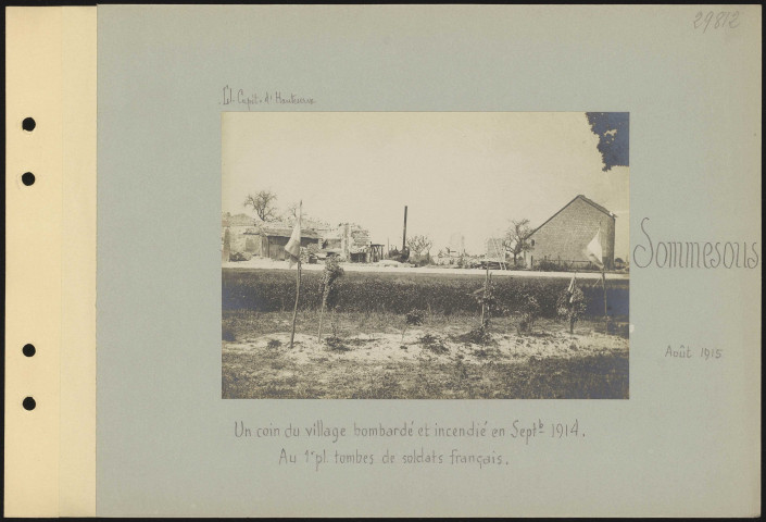 Sommesous. Un coin du village bombardé et incendié en septembre 1914. Au premier plan, tombes de soldats français