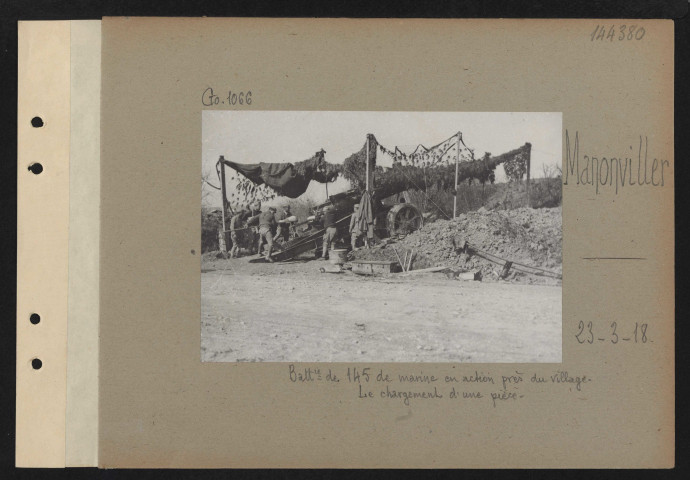 Manonviller. Batterie de 145 de marine en action près du village. Le chargement d'une pièce
