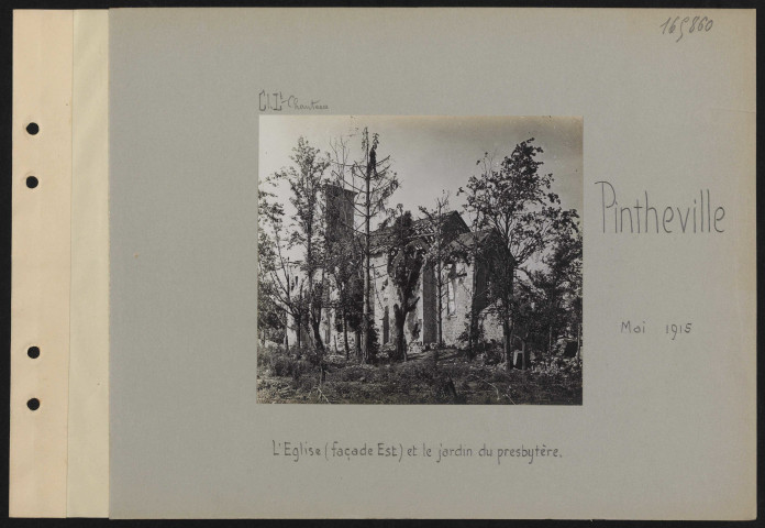 Pintheville. L'église (façade est) et le jardin du presbytère